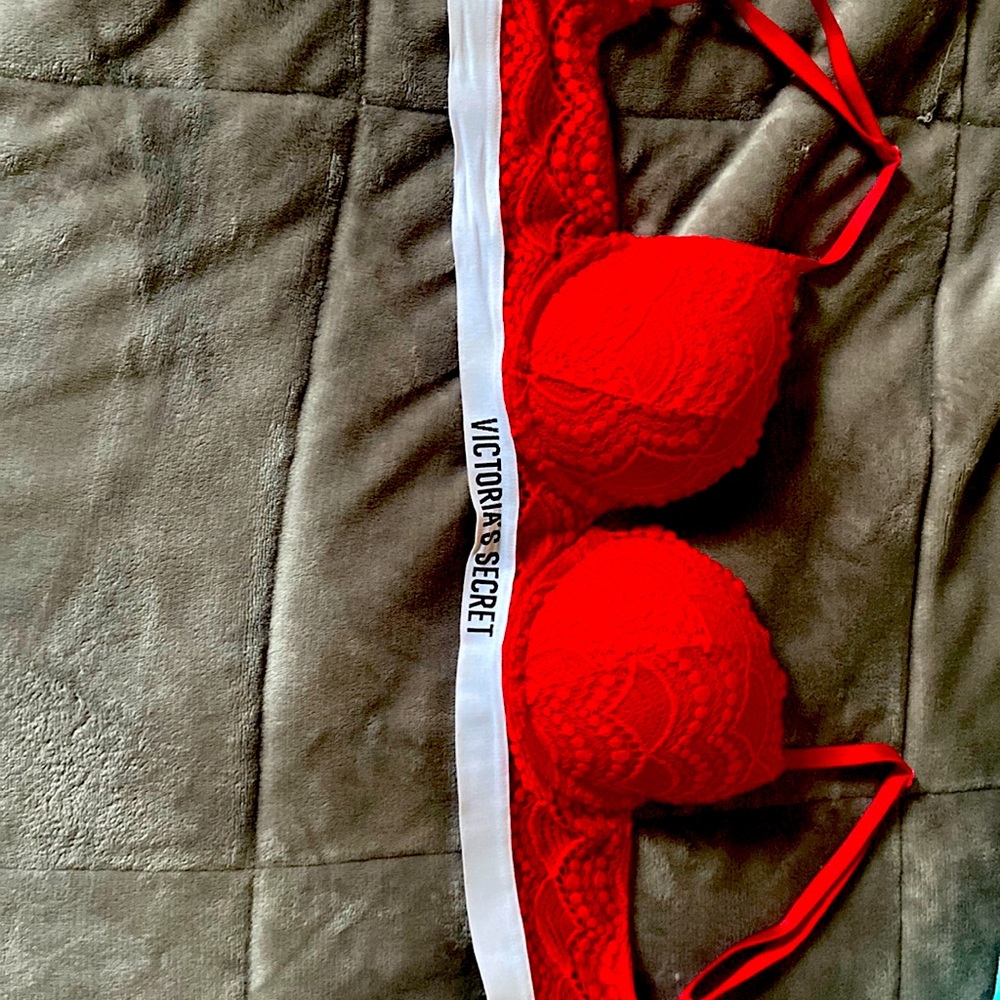 Like new Victoria’s Secret sports bra size 32 C great condition